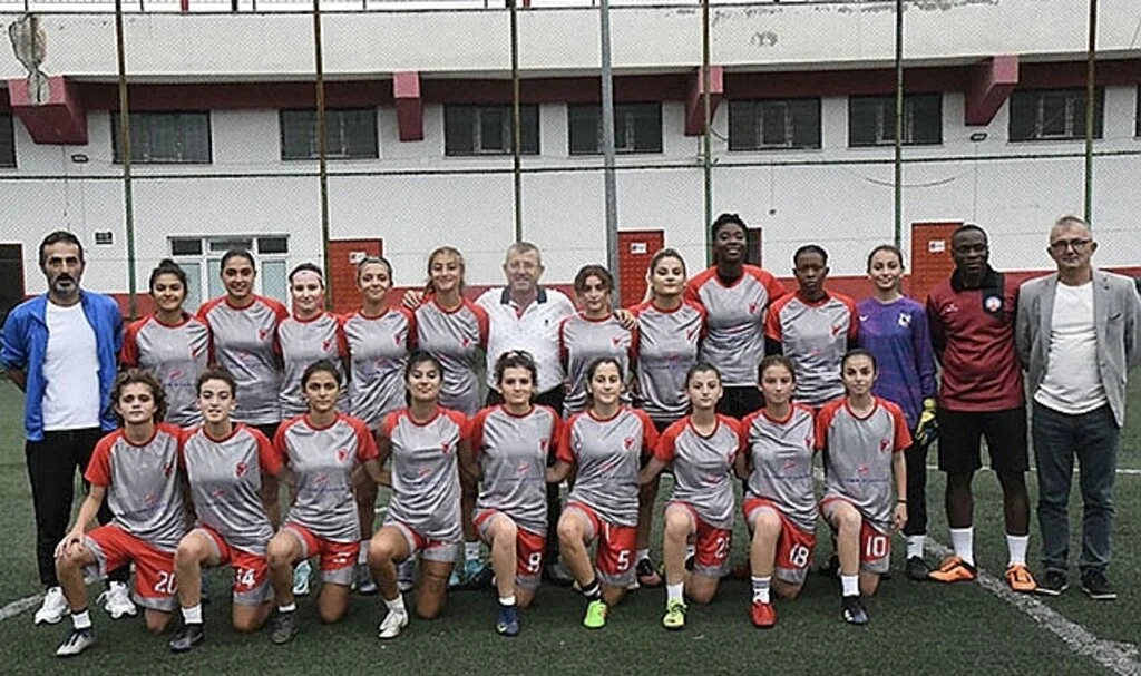 YAB-PA'NIN KIZLARI SAHAYA İNDİ