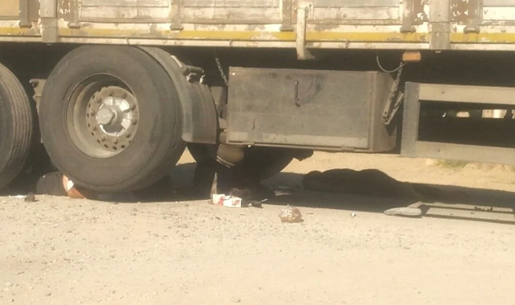 Yabancı uyruklu aileyi taşıyan motosiklet tırın altın girdi; 1 ölü, 2 ağır yaralı
