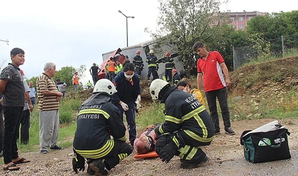 Yağış kazayı beraberinde getirdi, TEM’de tır ağaçlık alana girdi: 1 yaralı
