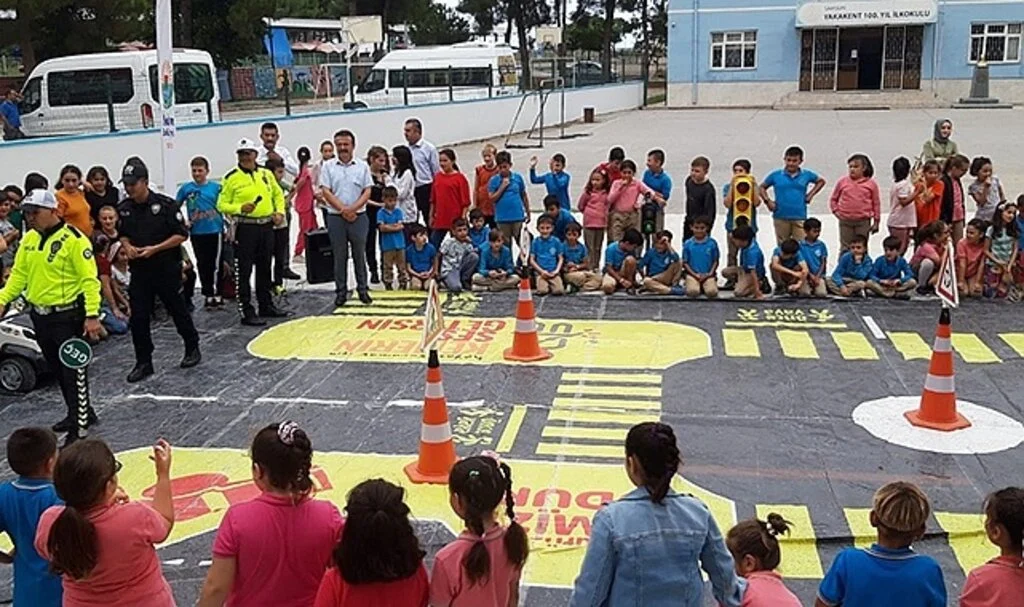 Yakakent'te öğrencilere trafik eğitimi