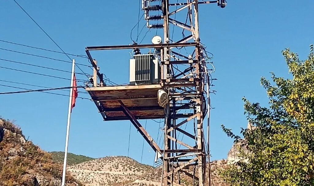 Yakıt istasyonun yan kısmındaki trafoda çıkan yangın paniğe neden oldu