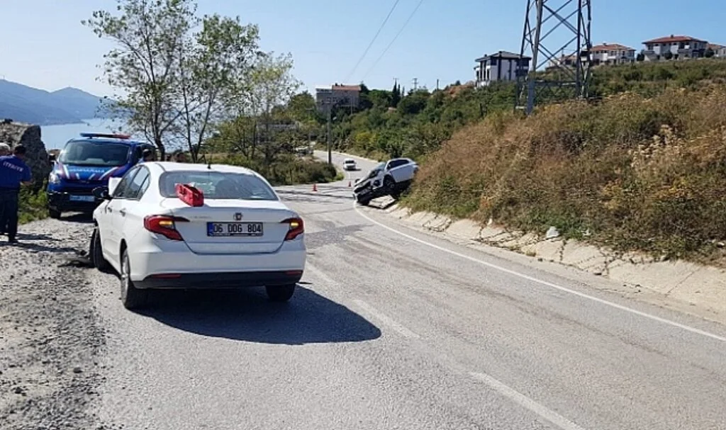 Yalova’da ciple otomobil kafa kafaya çarpıştı: 2 yaralı