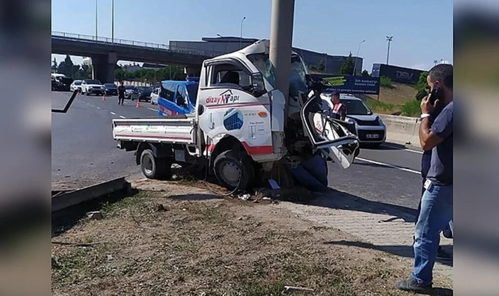 Yalova’da yön tabelası direğine çarpan kamyonetin sürücüsü yaralandı