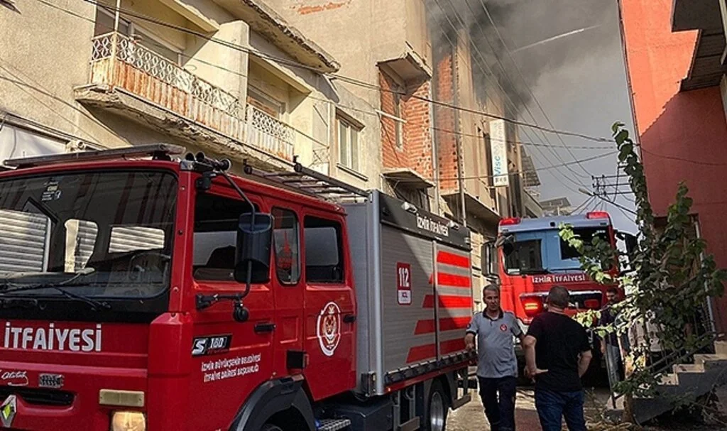 Yanan mobilya atölyesi hurdaya döndü