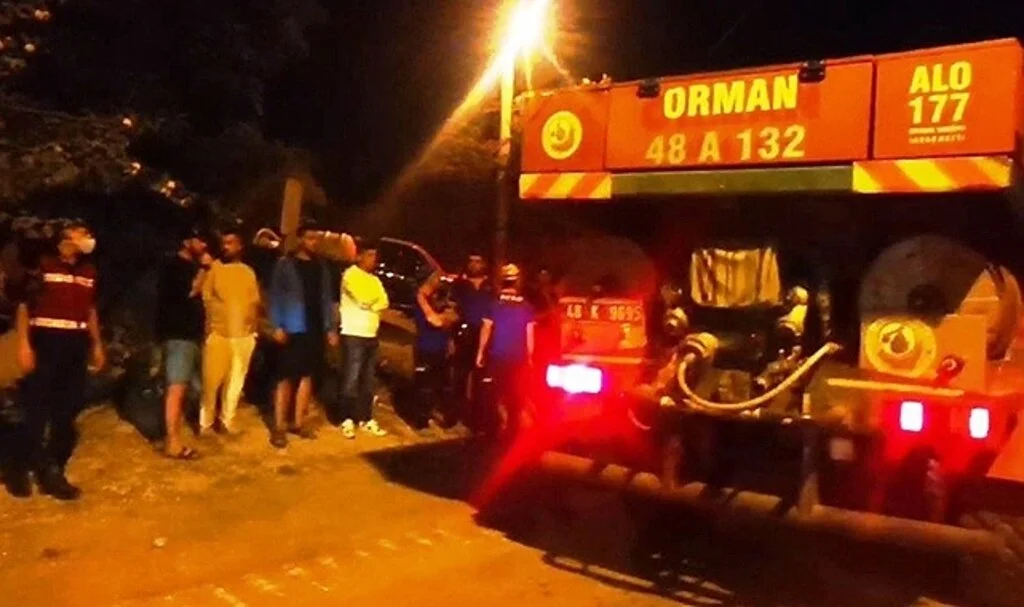Yangın bir mahalleyi sokağa döktü