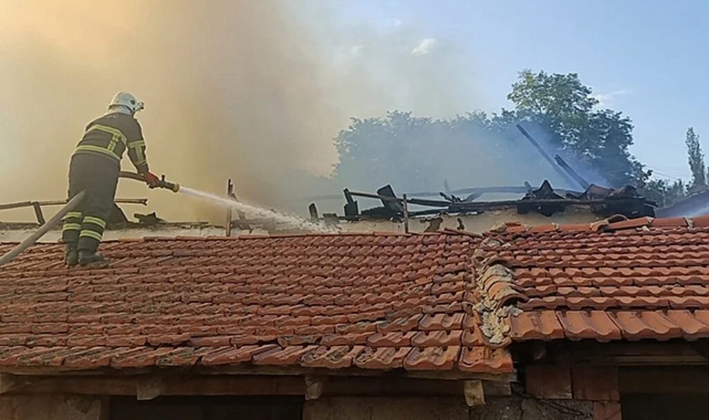 Yangın diğer evlere sıçramadan söndürüldü