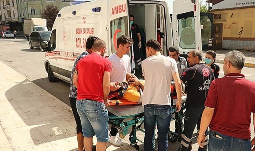 Yangın tesisatı hattı çekerken metrelerce yükseklikteki merdivenlerden yere çakıldılar