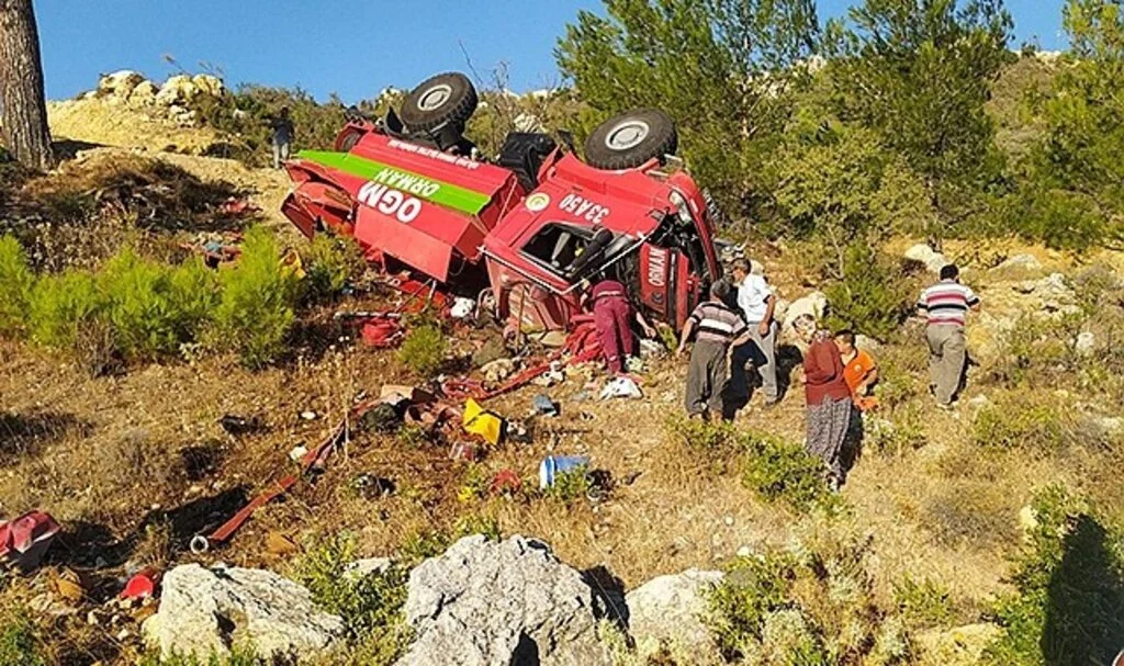 Yangına giden orman personeli kaza yaptı: 3 yaralı