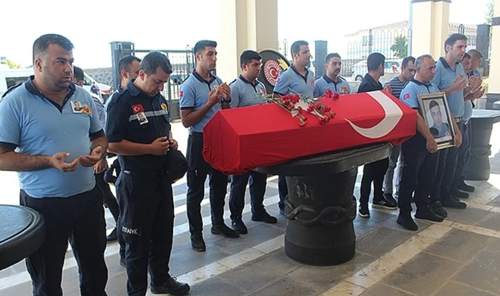 Yangında hayatını kaybeden itfaiye eri son yolcuğuna uğurlandı