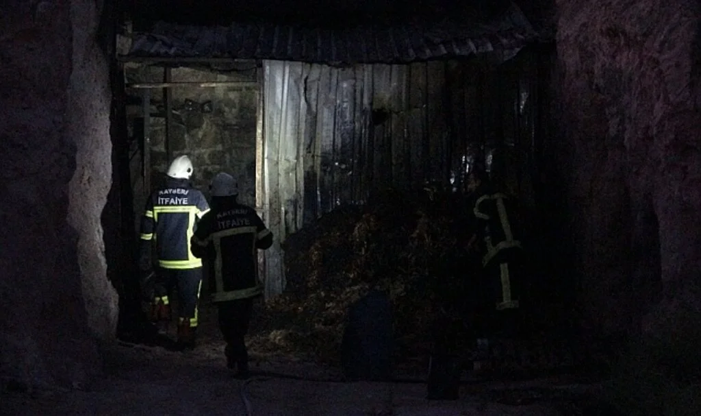 Yangında mahsur kaldılar, 3 metre yükseklikteki delikten kurtarıldılar
