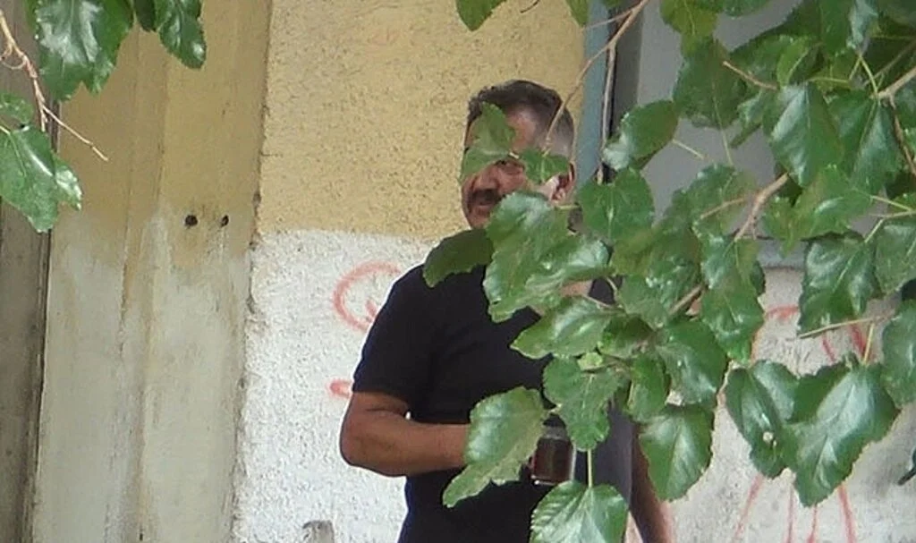 Yangını çay içerek izledi