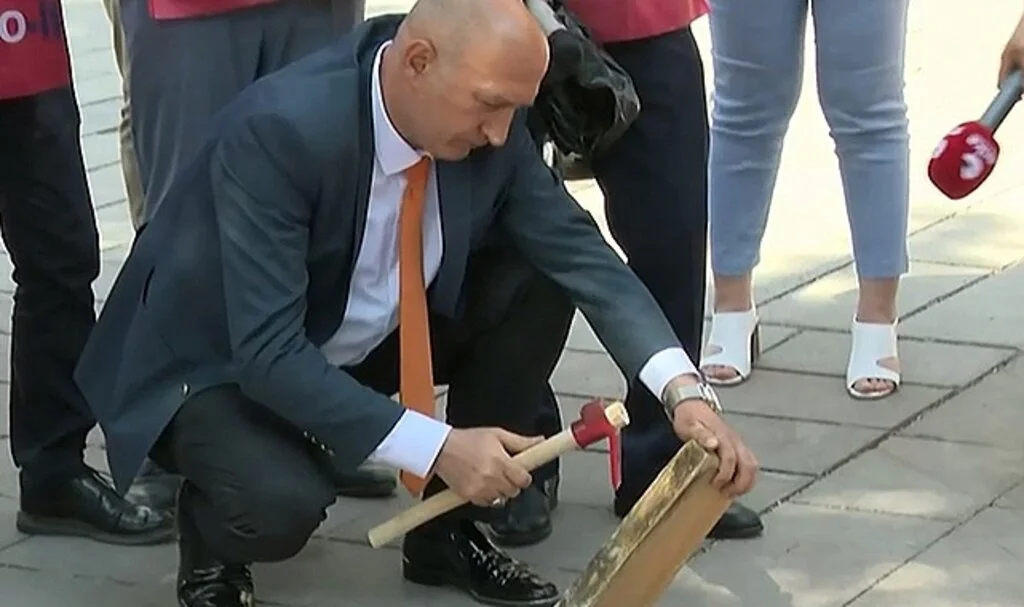 Yargı Çalışanları, Hükümeti Keserle Odun Yontarak Protesto Etti