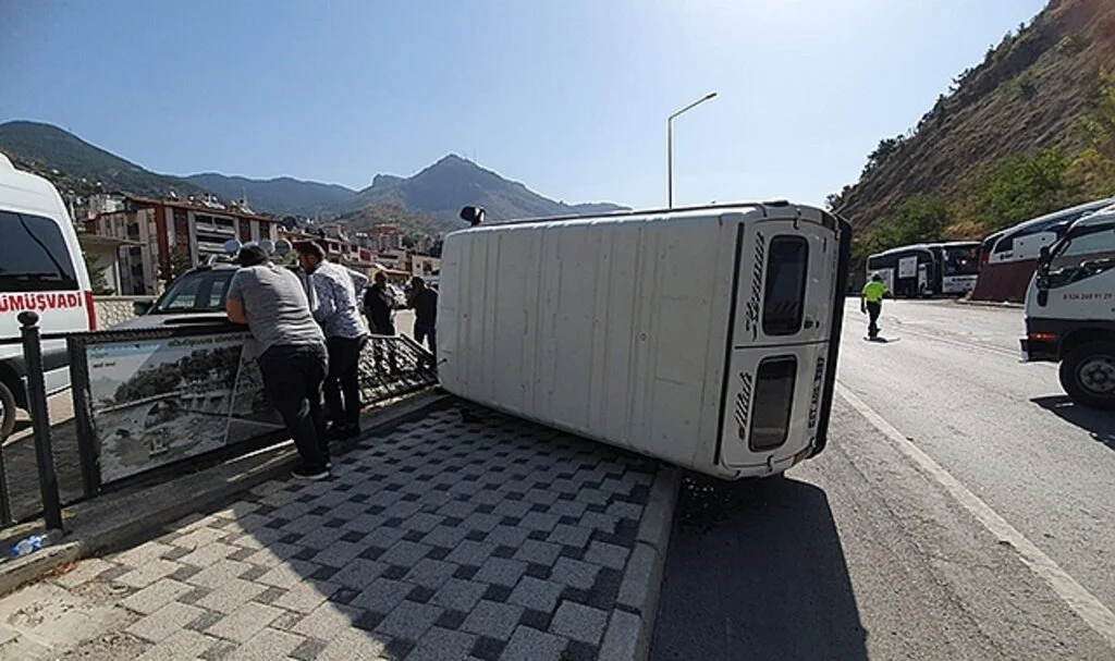 Yayaya çarpmamak için manevra yapan minibüs yan yattı