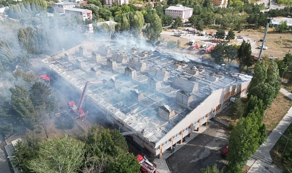 Yemekhanede çıkan yangın kontrol altına alındı, son durum havadan görüntülendi