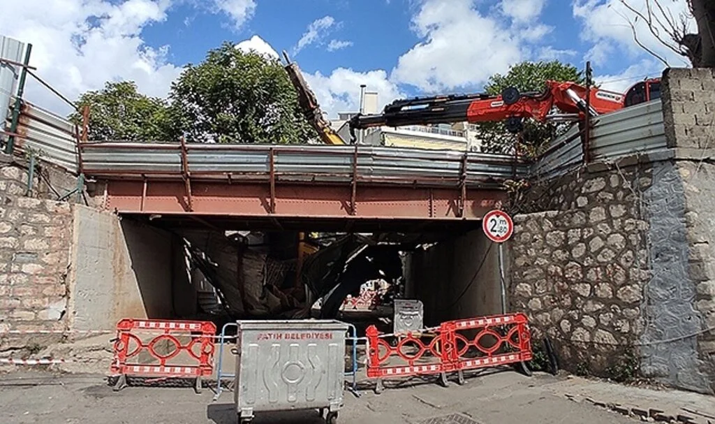 Yenikapı’da çalışma yapan iş makinesi alt geçide düştü