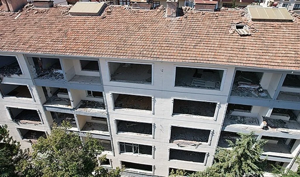 Yıkım emri gelen bina torbacıların meskeni oldu