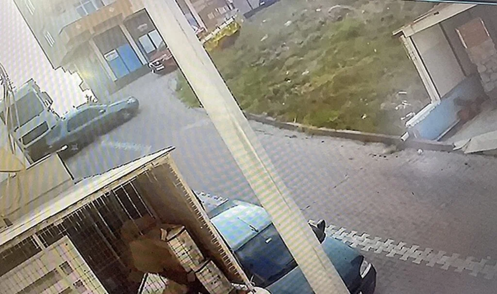 Yokuşta kayan kamyon dehşet saçtı
