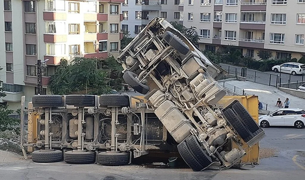 Yokuşu çıkmaya çalışan hafriyat kamyonu devrildi, faciadan dönüldü