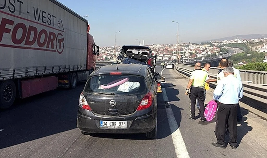 Yol üzerindeki lastik parçasına çarpınca 6 araç zincirleme kazaya karıştı