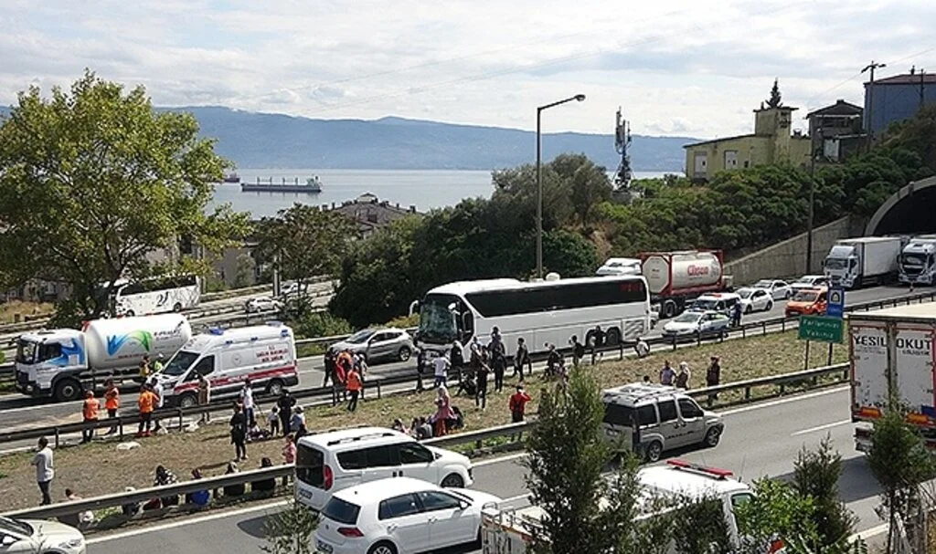 Yolcu otobüslerinin karıştığı trafik kazasında 2’si bebek 4 yaralı