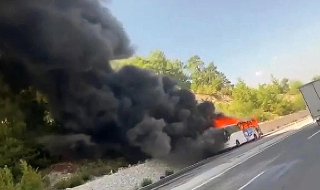 Yolcu otobüsü alev alev yandı