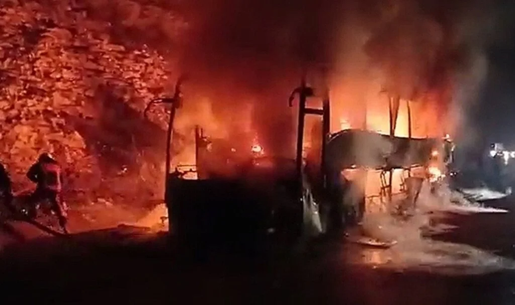 Yolcu otobüsü alev alev yandı, 18 yolcu son anda kurtuldu