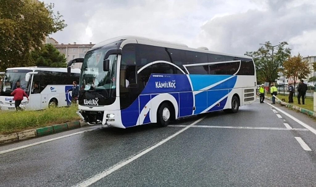 Yolcu otobüsü bariyerlere çarptı, faciadan dönüldü