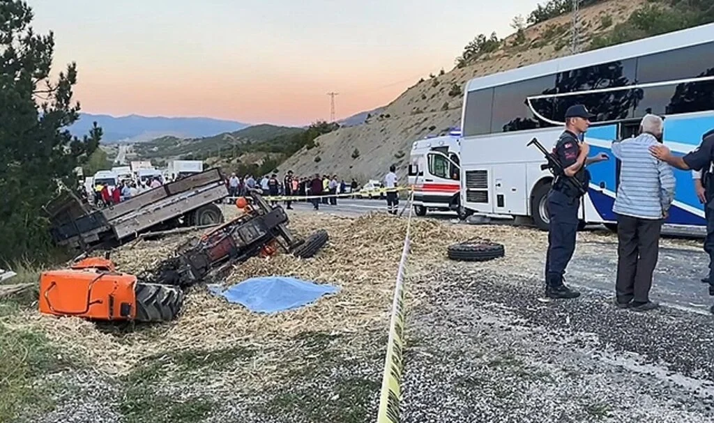 Yolcu otobüsü ile traktörün çarpıştığı kazada ölü sayısı 2’ye yükseldi