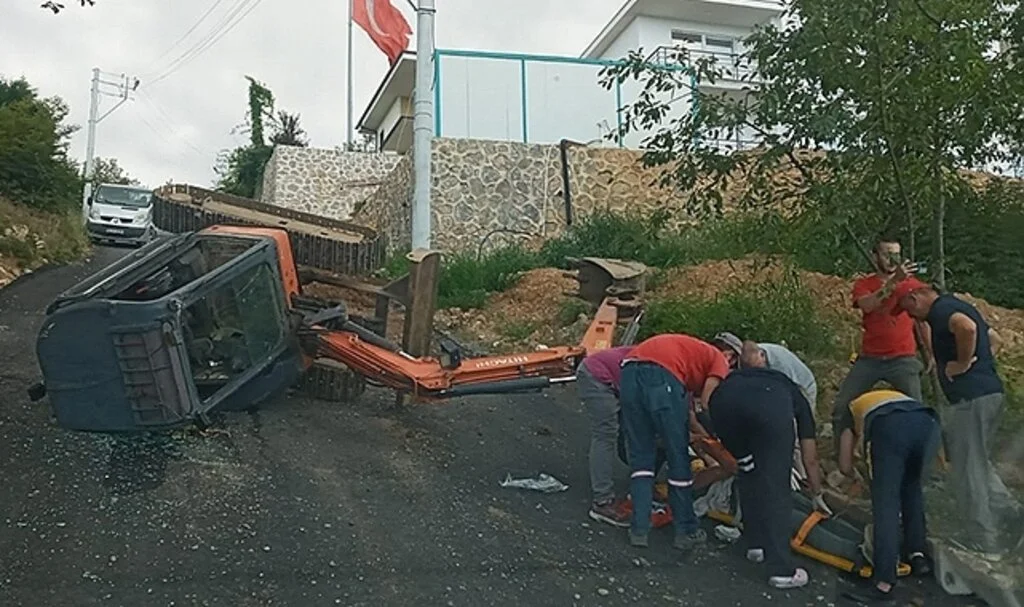 Yolda çalışma yaptığı esnada devrilen kepçenin operatörü yaralandı