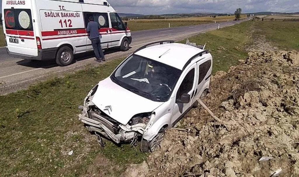 Yoldan çıkan araç toprak yığınına çarptı: 3 yaralı