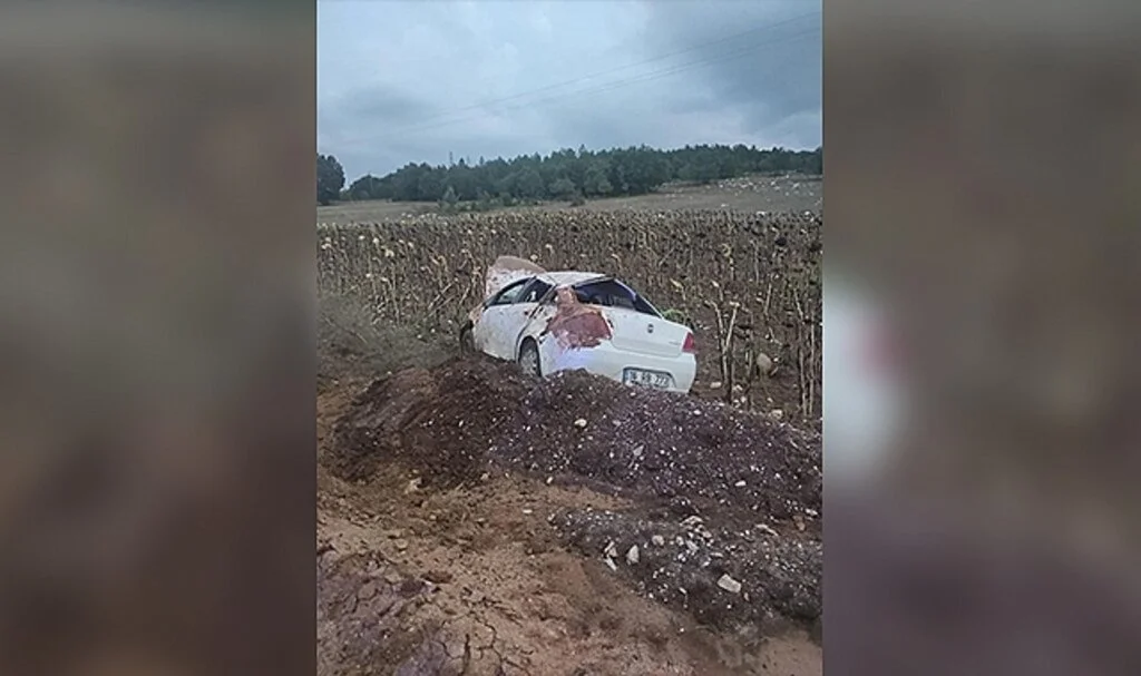 Yoldan çıkan otomobil boş tarlada takla attı: 3 kişi yaralandı