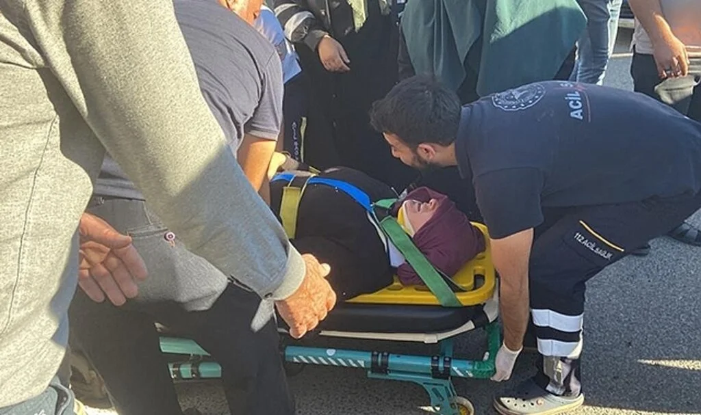 Yolun karşısına geçmeye çalışan kadına otomobil çarptı