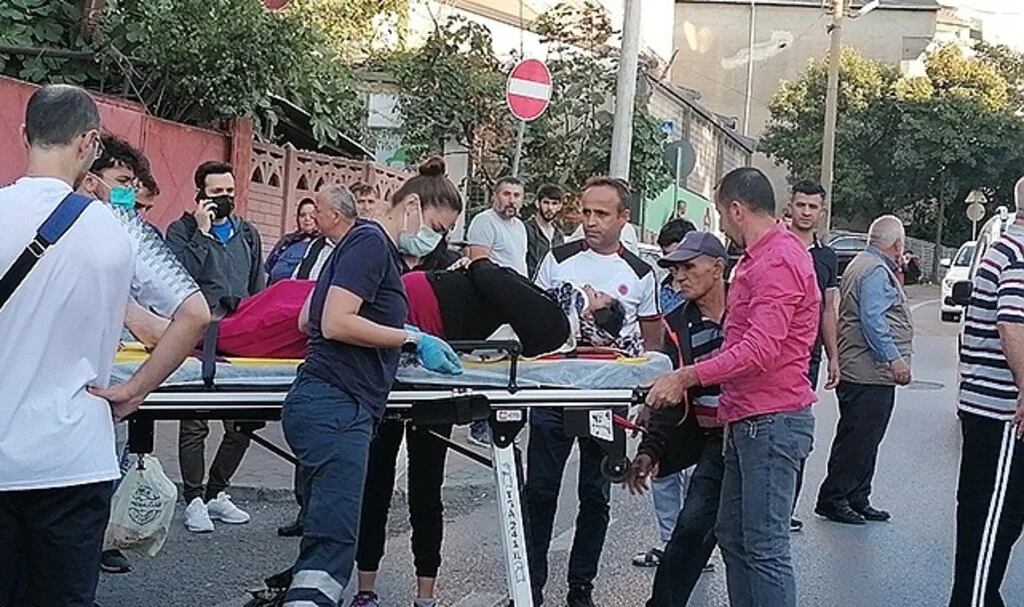 Yolun karşısına geçmeye çalışan kadına otomobil çarptı