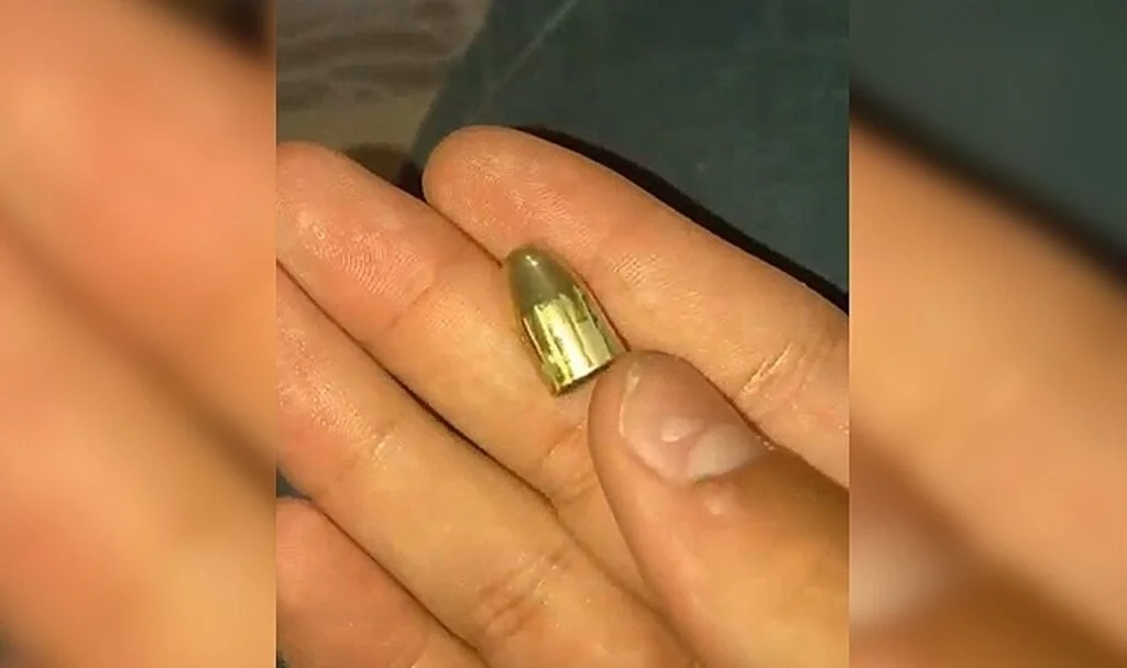 Yorgun mermi tavanı delip içeriye girdi