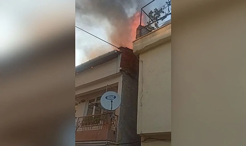 Yufka ateşi evin çatısını küle çevirdi