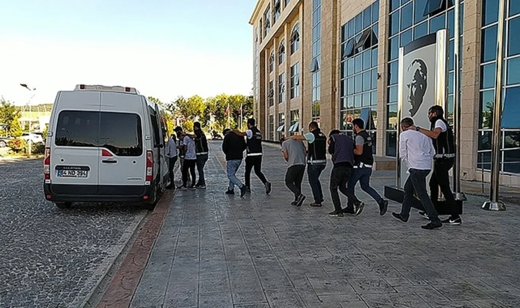 Yüklü miktarda uyuşturucu ile yakalanan 8 uyuşturucu tacirinden 3’ü tutuklandı
