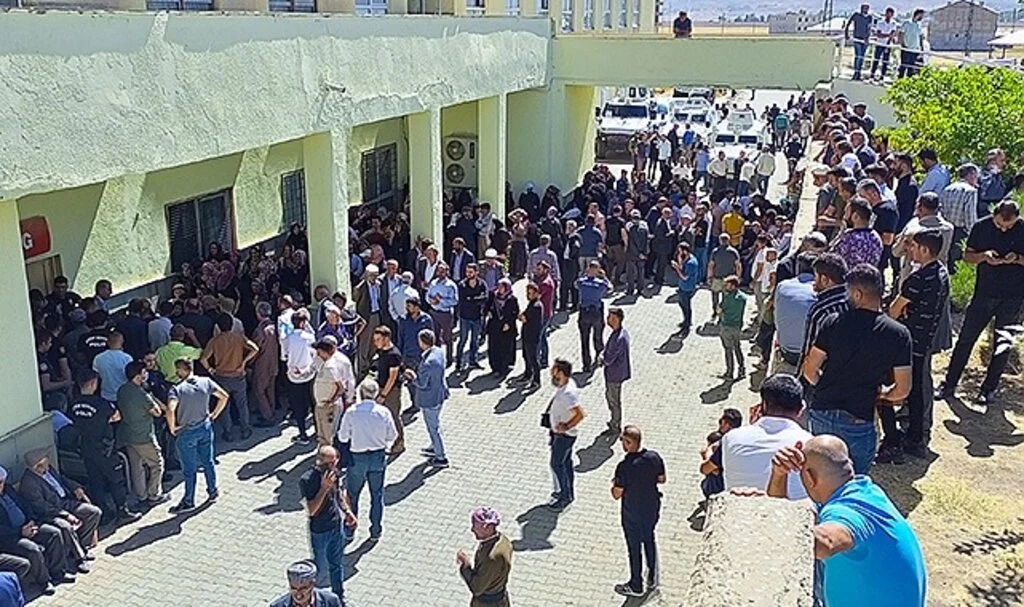 Yüksekova’da araç uçuruma yuvarlandı: 1 ölü, 1 yaralı
