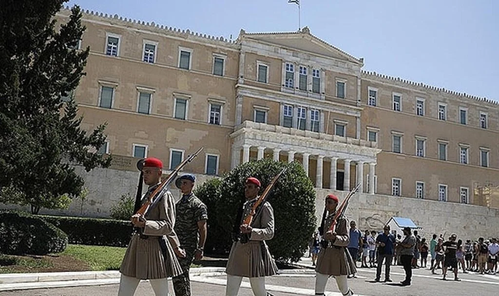 Yunanistan Parlamentosu enerji tasarrufu için ışıklandırmayı sınırlandırıyor