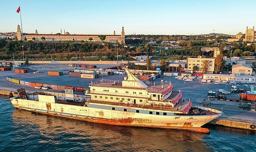 Yunanistan Sahil Güvenlik birimlerinin taciz ateşi açtığı gemi Haydarpaşa Limanı'na yanaştı