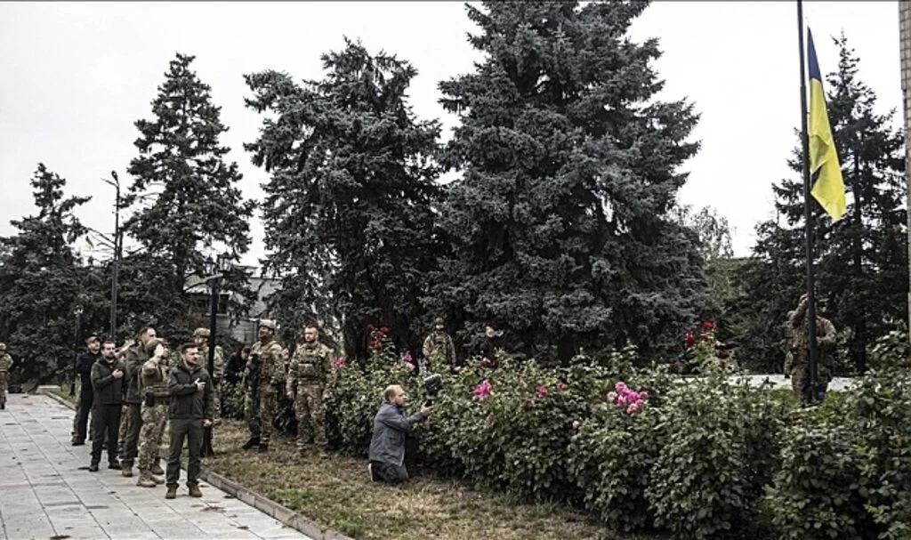 Zelenskiy Rus güçlerinden geri alınan İzyum şehrini ziyaret etti
