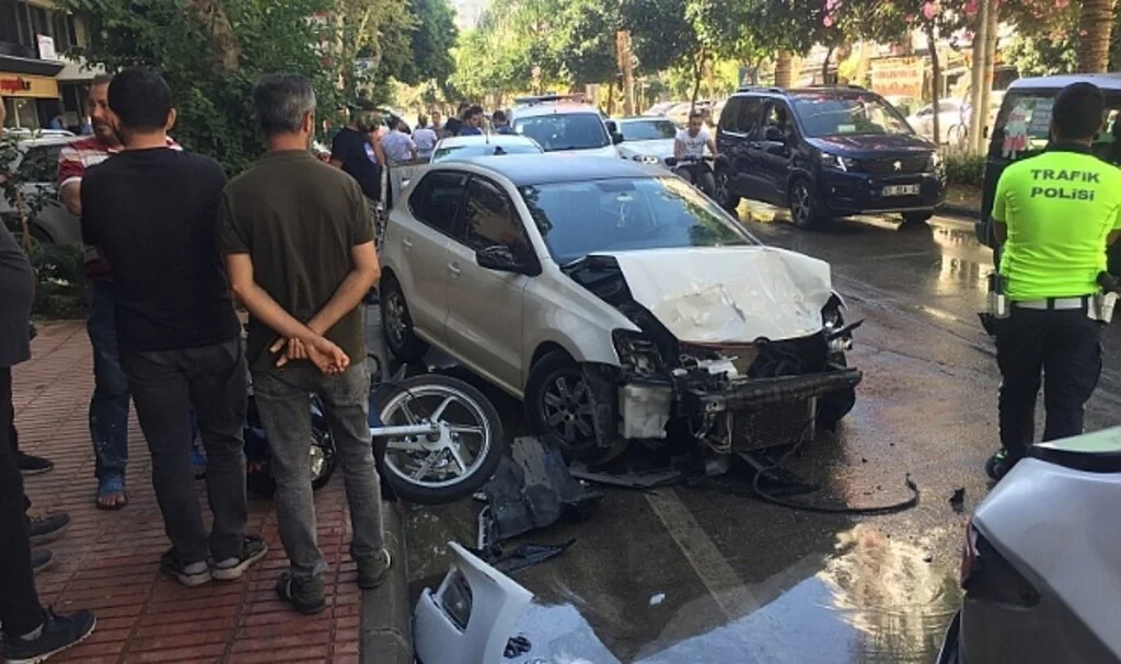 Zincirleme kazada motosiklet sürücüsü feci şekilde öldü