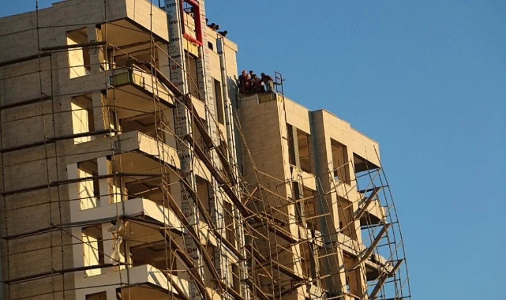 13 katlı binadaki inşaat iskelesi çöktü, işçiler iple hayata tutundu