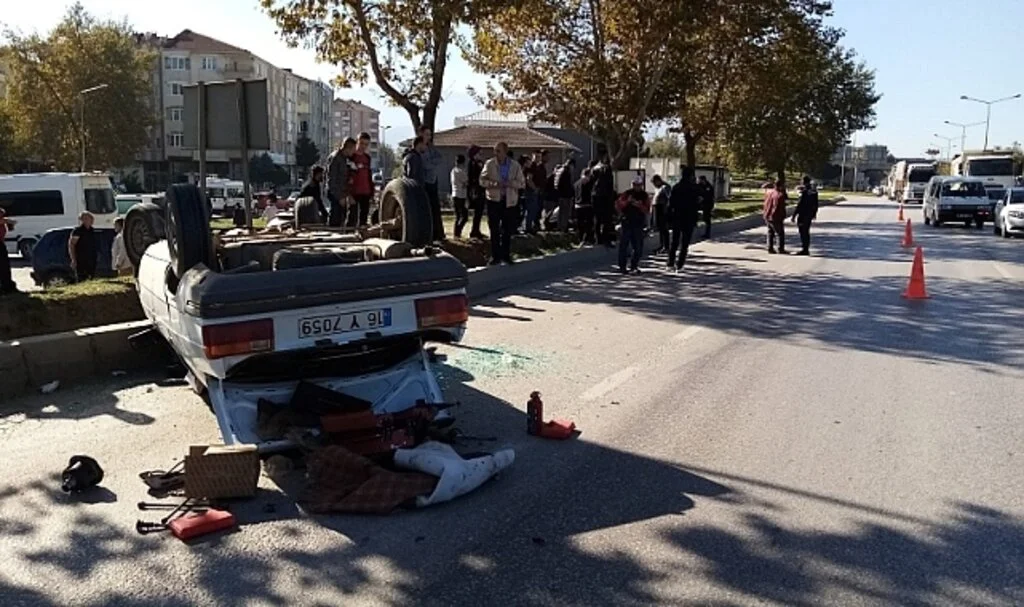 16 yaşındaki ehliyetsiz sürücünün kullandığı otomobil takla attı: 2 yaralı