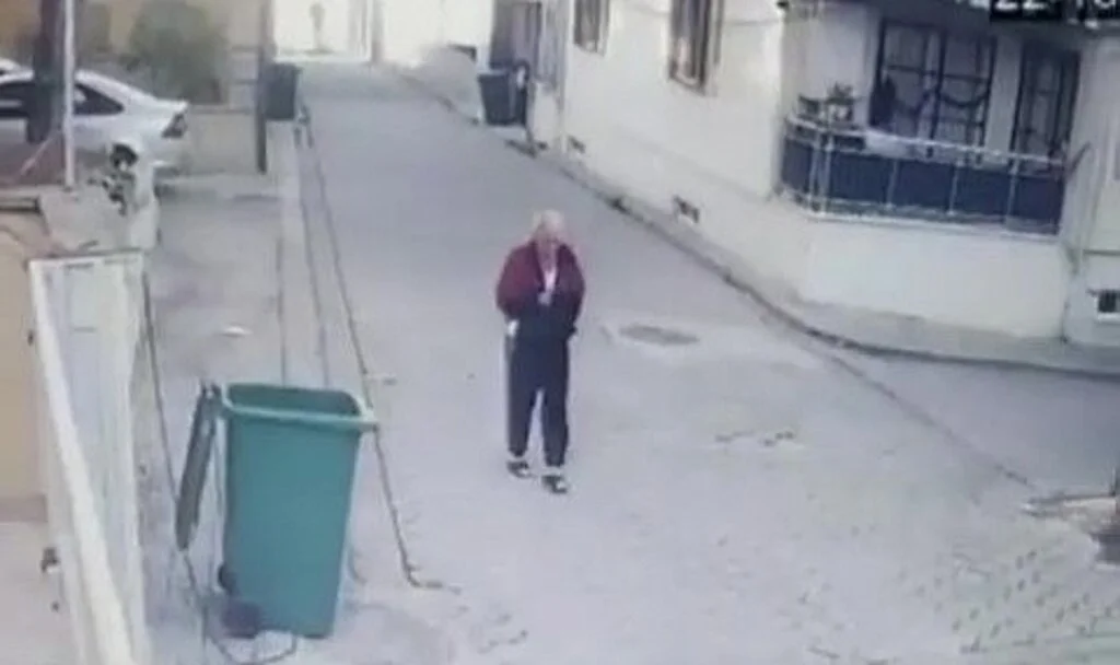 2 gündür aranan yaşlı adam evinin karşısındaki metruk evde ölü bulundu