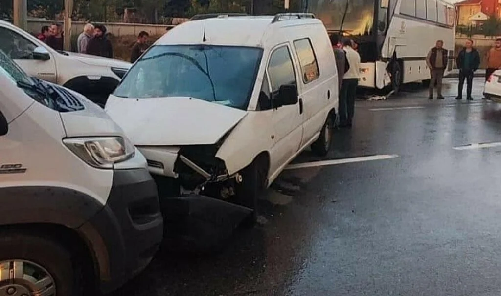 2 kişinin yaralandığı trafik kazasının ardından trafik kilitlendi