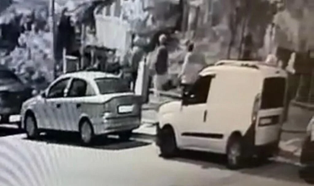 5 şüphelinin motosikleti çaldığı anlar kameraya yansıdı