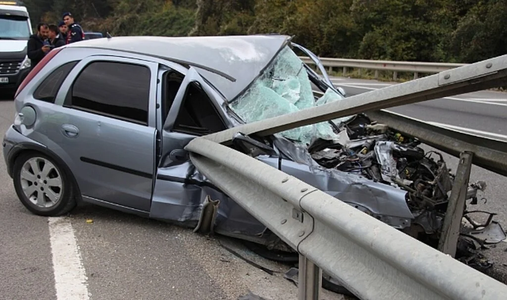 80 kilometre hızla çarptığı bariyerleri parçaladı: 4 yaralı