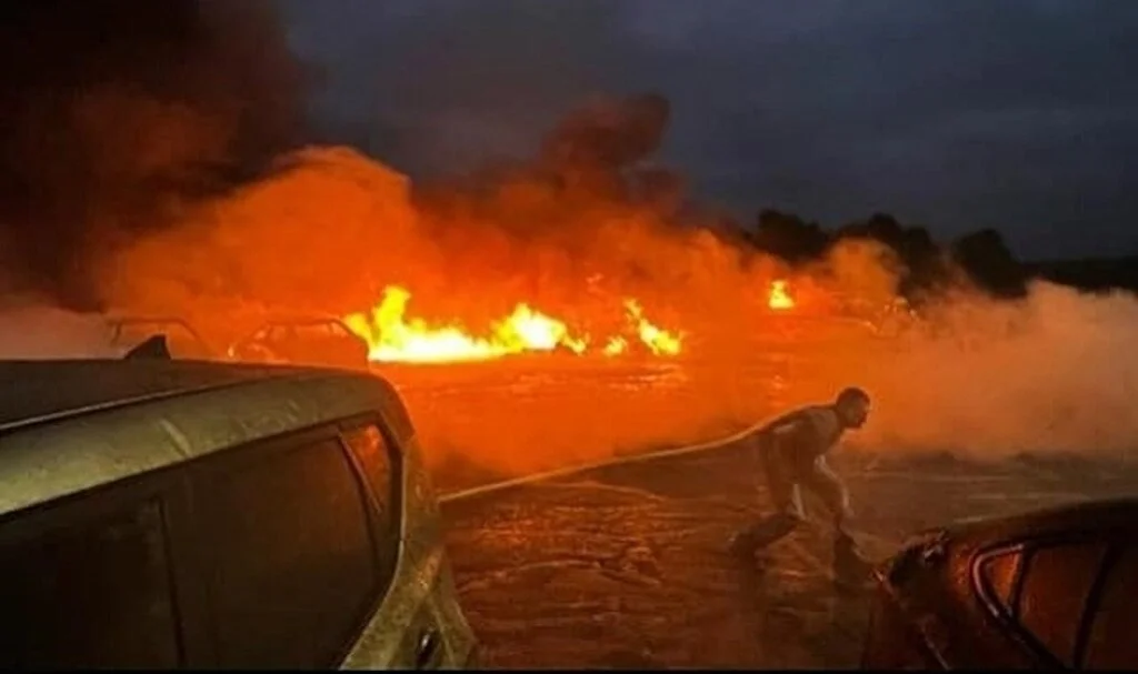 ABD’de küçük uçak araç galerisine düştü: 2 ölü