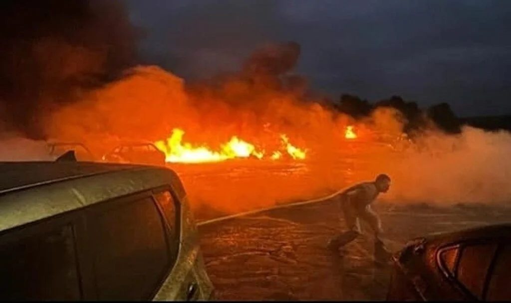 ABD’de küçük uçak araç galerisine düştü: 2 ölü
