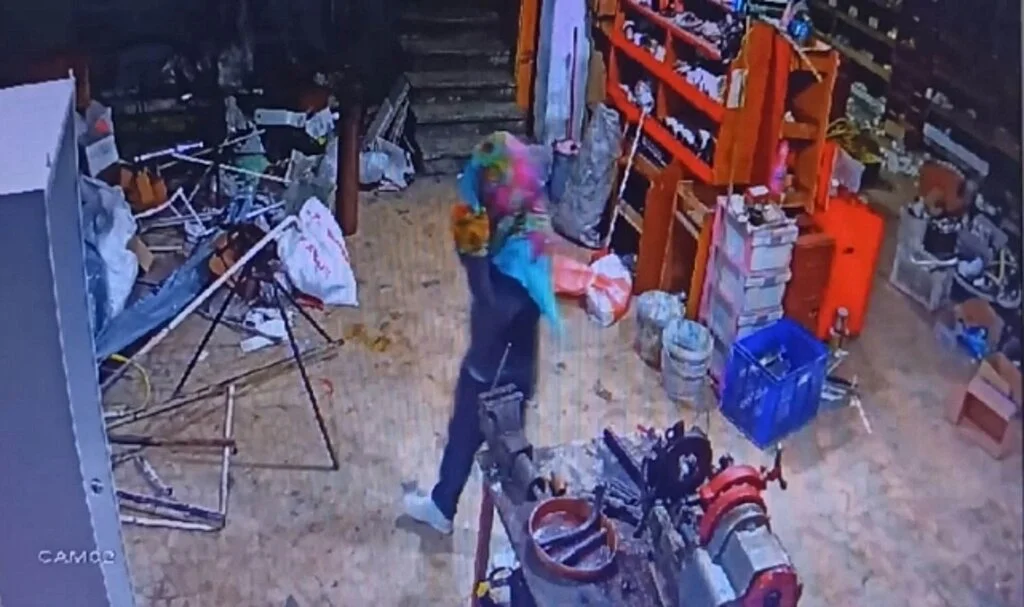 Acemi hırsız tanınmamak için neler yaptı neler